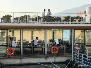چند نفر بر روی کشتی رستوان رویال لانژ بام لند