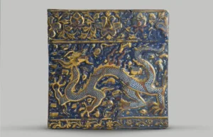 قطعه کاشی لاجوردی زراندود با نقش اژدها، تخت سلیمان