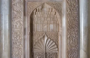 محراب سنگ مرمر کتیبه به خط کوفی و ثلث، مسجد جامع ابرقو