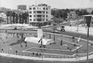 مجسمه دوم فردوسی در میدان فردوسی با منظره هتل ریتز