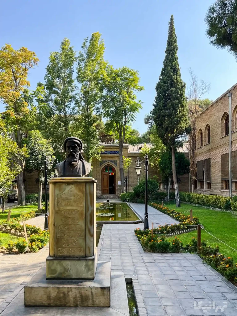 مجسمه فردوسی باغ نگارستان
