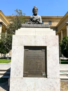 مجسمه اول فردوسی در میدان فردوسی که امروزه در مقابل دانشکده ادبیات دانشگاه تهران قرار دارد