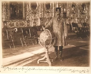 ناصرالدین شاه در کنار کره مبارکه جواهرنشان