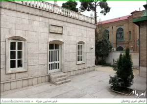 دیوار مشترک میان آتشکده‌ی تهران و دبیرستان فیروزبهرام