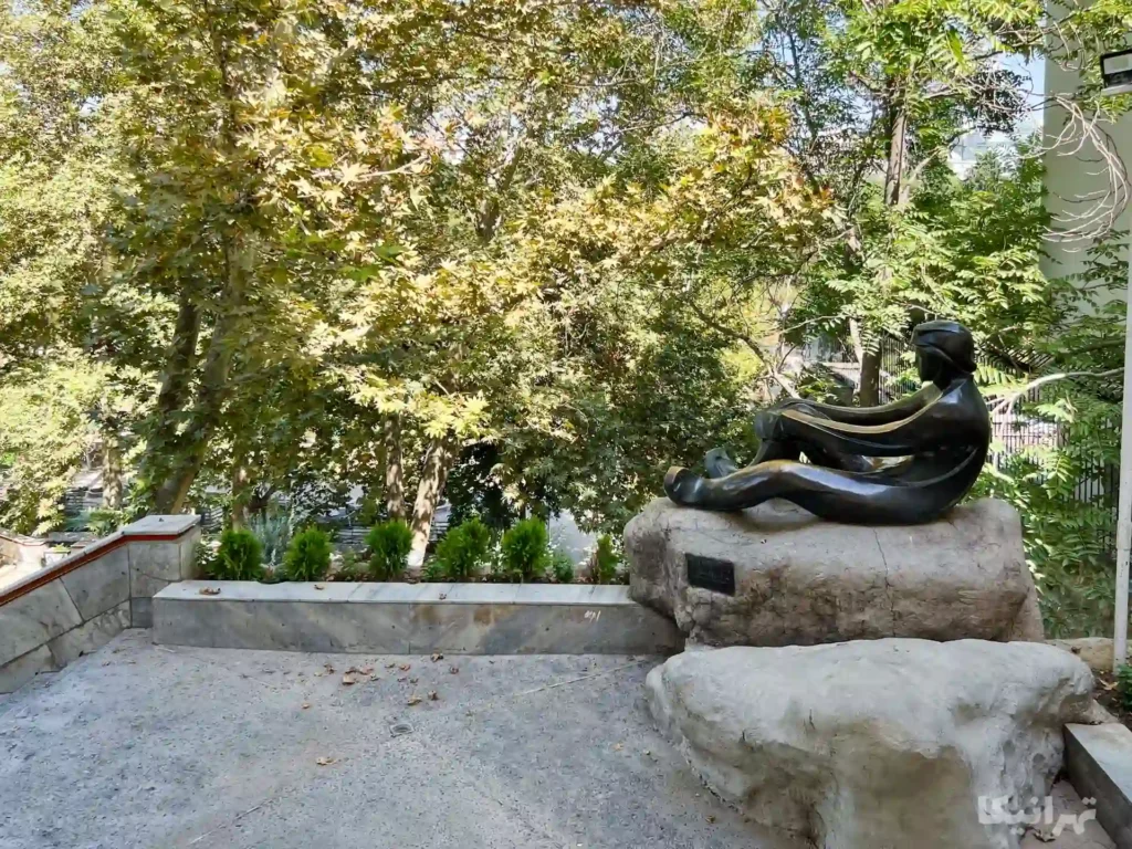 تندیس در پارک ساعی