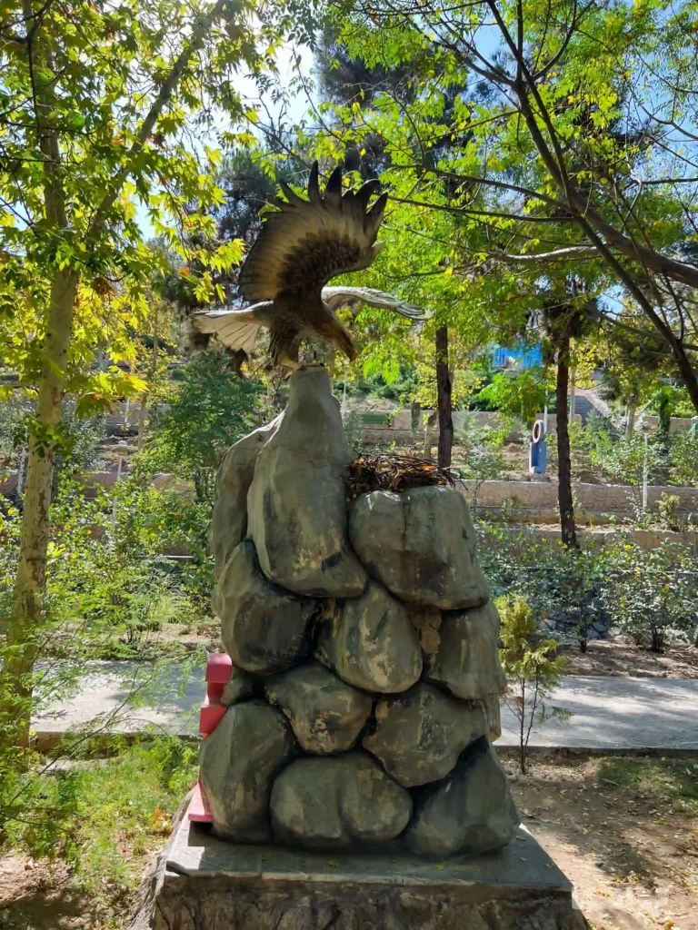 تندیس پرنده در پارک ساعی
