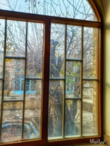 نمای حیاط کنیسه عزرا یعقوب از داخل پنجره
