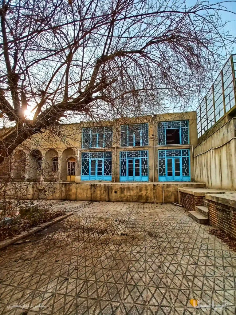حیاط کنیسه عزرا یعقوب و ساختمان مسکونی