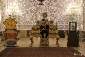 ماکت ناصرالدین‌شاه، تاج کیانی، تخت نادری و تخت طاووس در تالار سلام کاخ گلستان