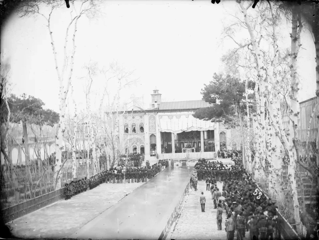 مراسم بار عام ناصرالدین‌شاه در سوم فروردین در ایوان تخت مرمر کاخ گلستان