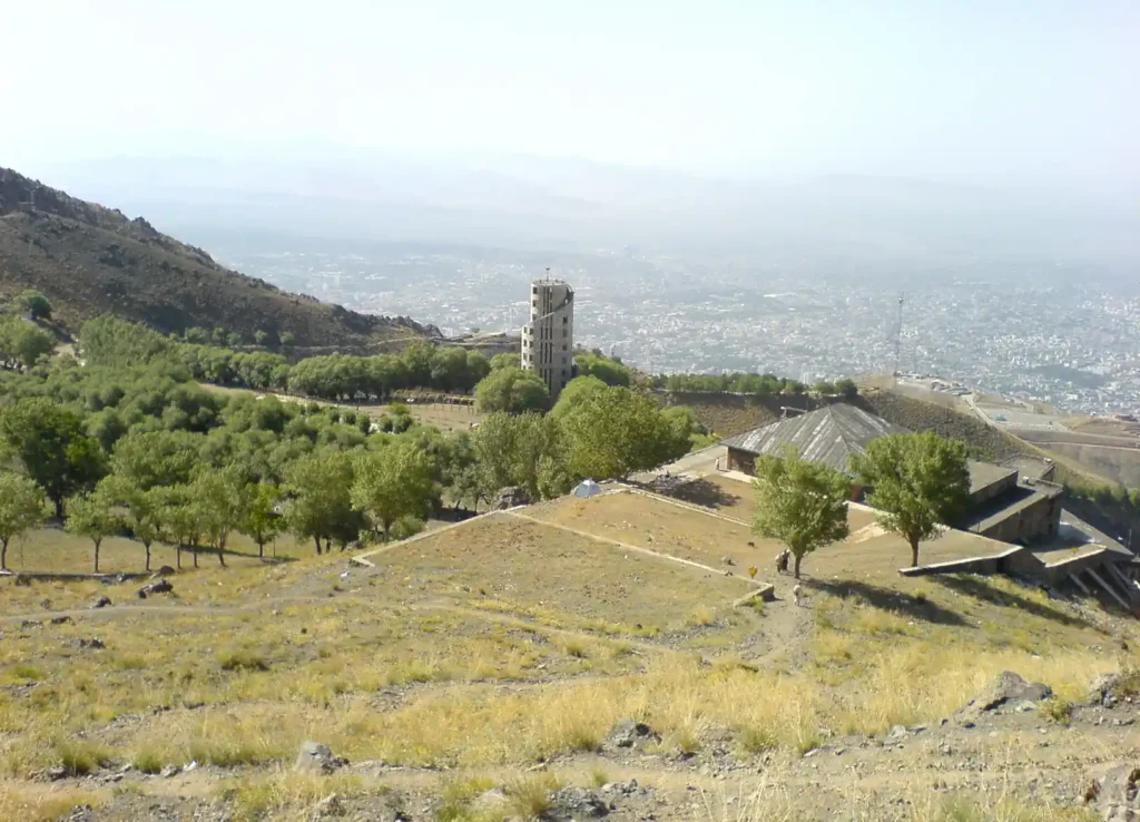 نمای تهران در پس‌زمینه پناهگاه کلکچال