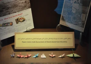 درناهای کاغذی بازماندگان بمباران هیروشیما هدیه شده به مصدومین شیمیایی ایران در موزه صلح