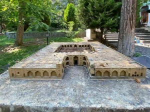 ماکت کاروانسرای مهیار باغ موزه هنر ایرانی