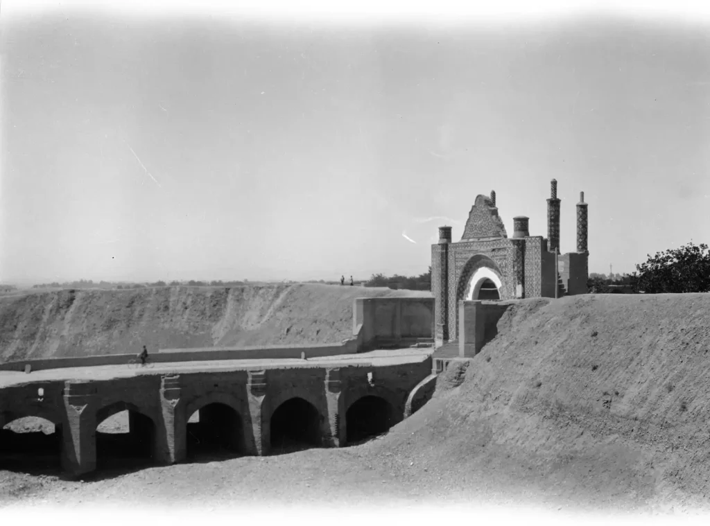 خندق و دروازه دوشان تپه