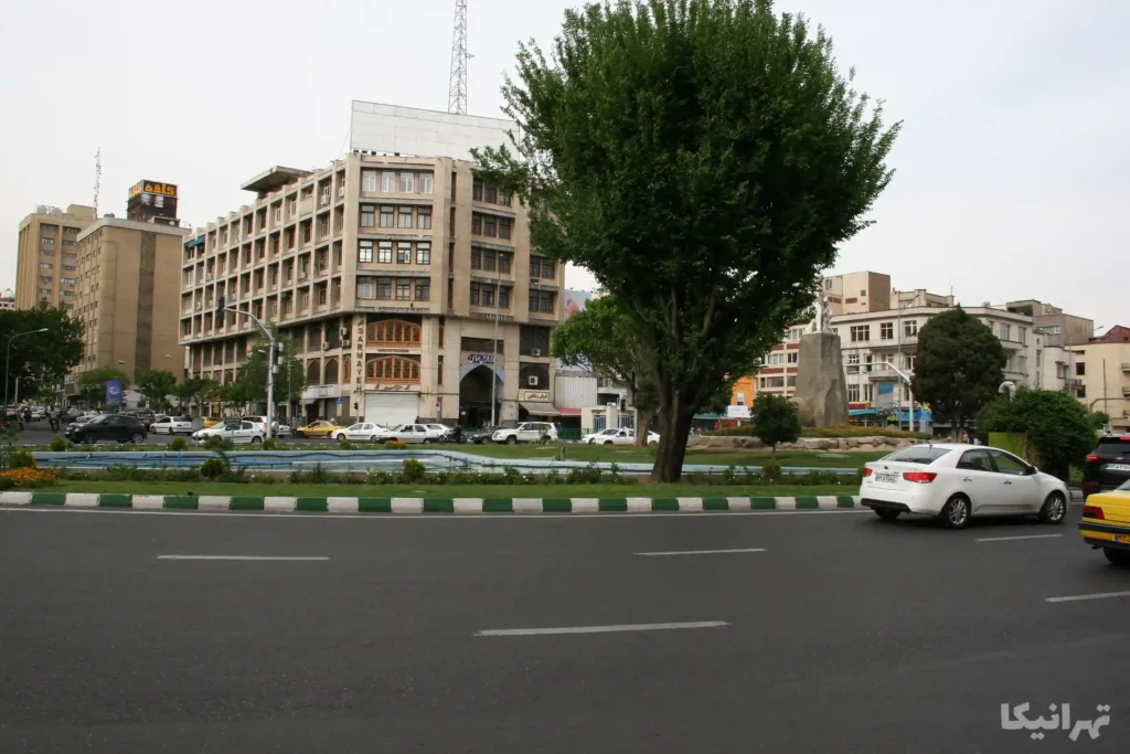 ساختمان بازار فرش عباسی در میدان فردوسی