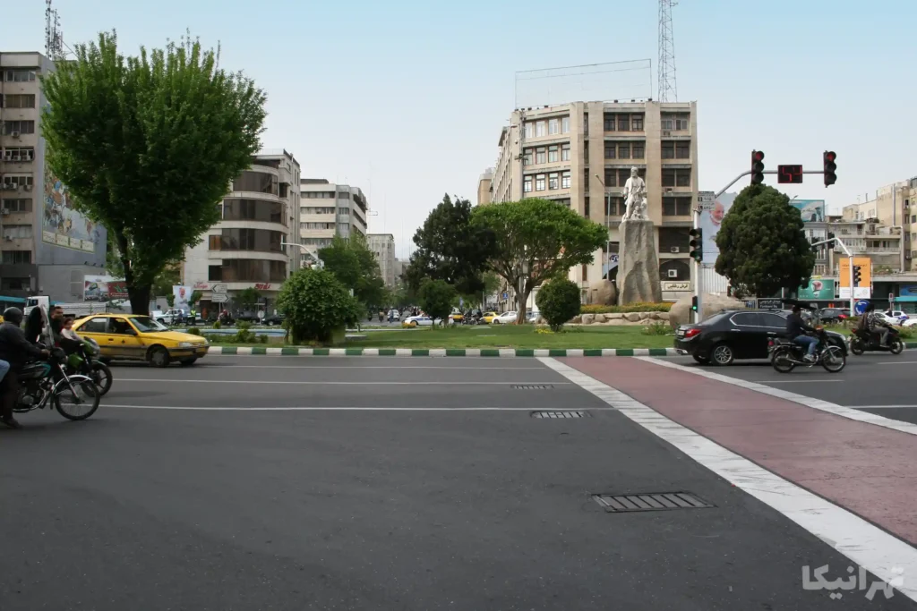 بازار فرش عباسی و ساختمان برق لامع در میدان فردوسی