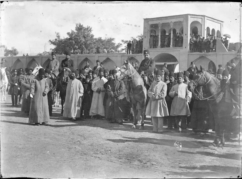 مظفرالدین‌شاه سوار بر اسب در میدان مشق