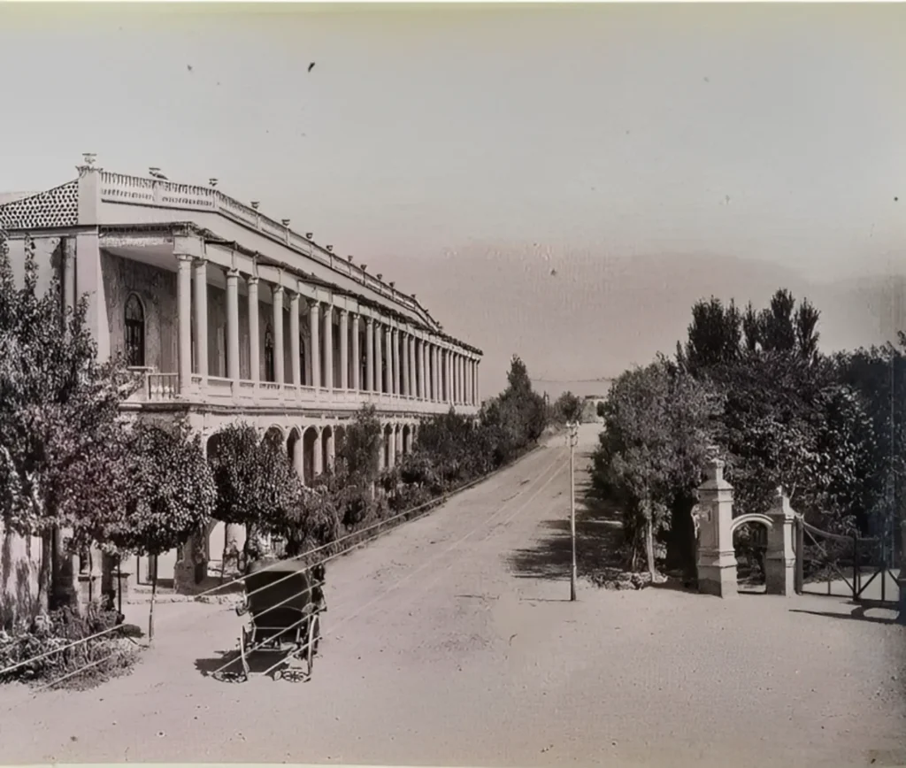 عمارت کنت دومونت فرت در تقاطع خیابان منوچهری و لاله‌زار نو