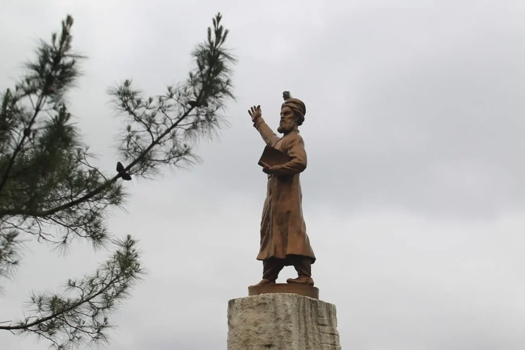 مجسمه دوم میدان فردوسی اکنون در میدان فردوسی مشهد