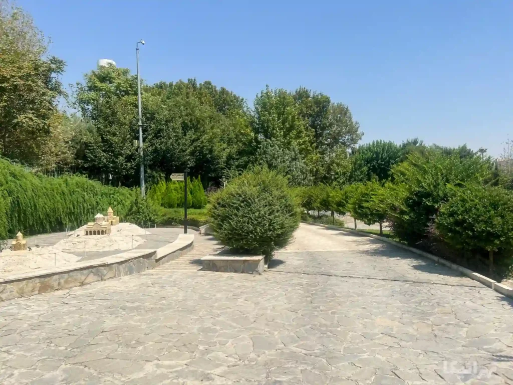 محوطه باغ موزه مینیاتور محوطی داخلی باغ موزه مینیاتور