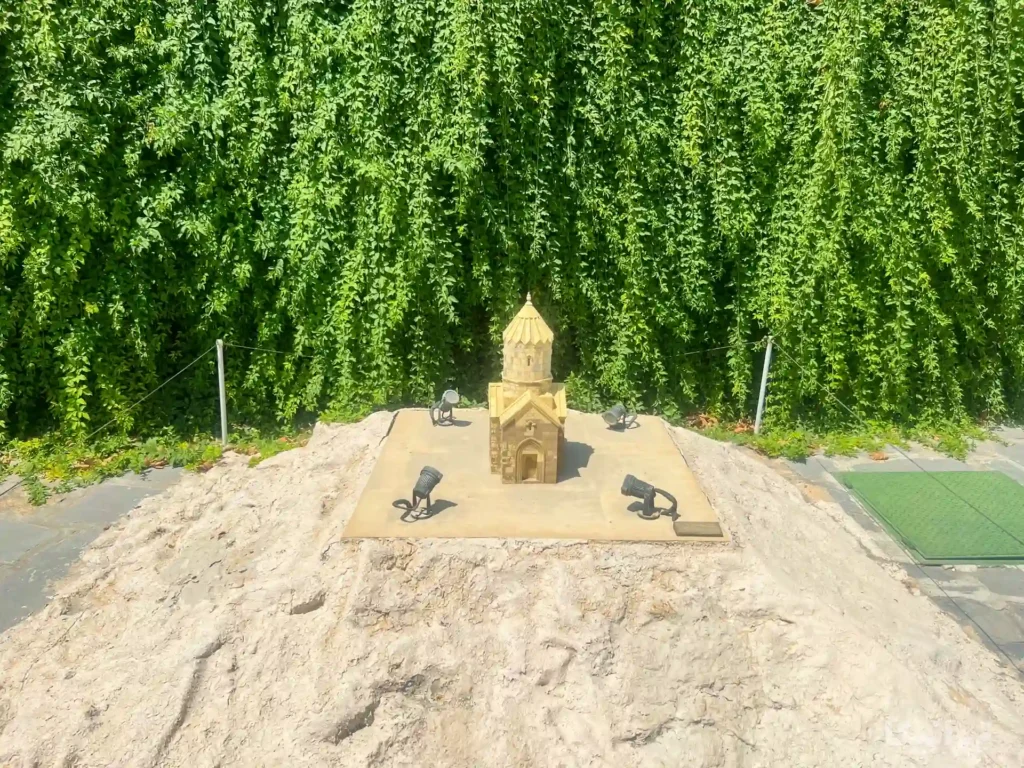 کلیسای زور زور کلیسای مریم مقدس زور زور باغ موزه مینیاتور