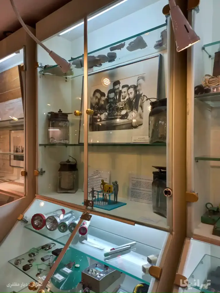قفسه وسایل موزه دکتر حسابی