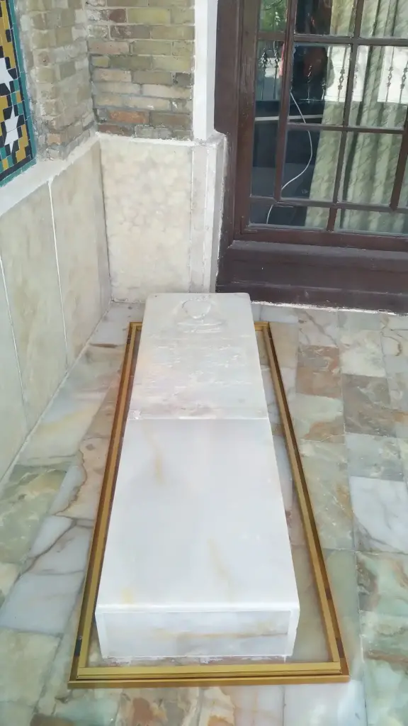 آرامگاه لطفعلی خان زند