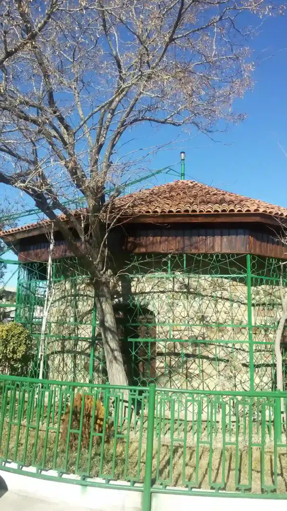 آرامگاه دکتر حسابی در تفرش