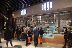 مردم درحال خرید از رستوران‌های پاساژ اپال