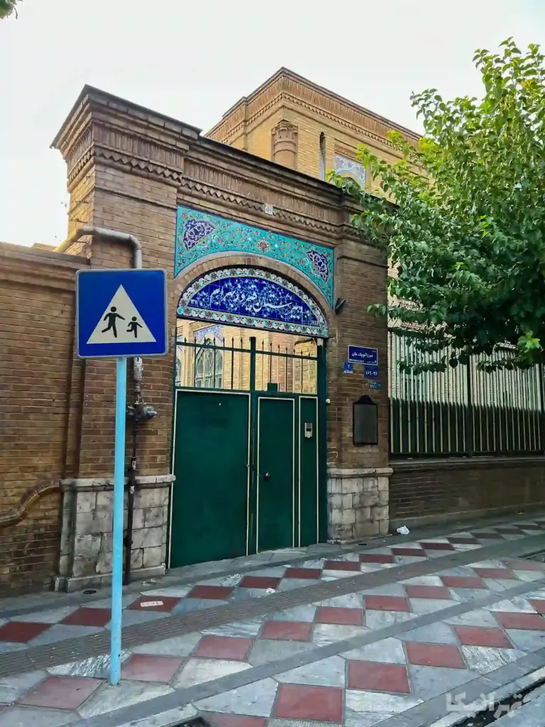 درب دبیرستان فیروزبهرام