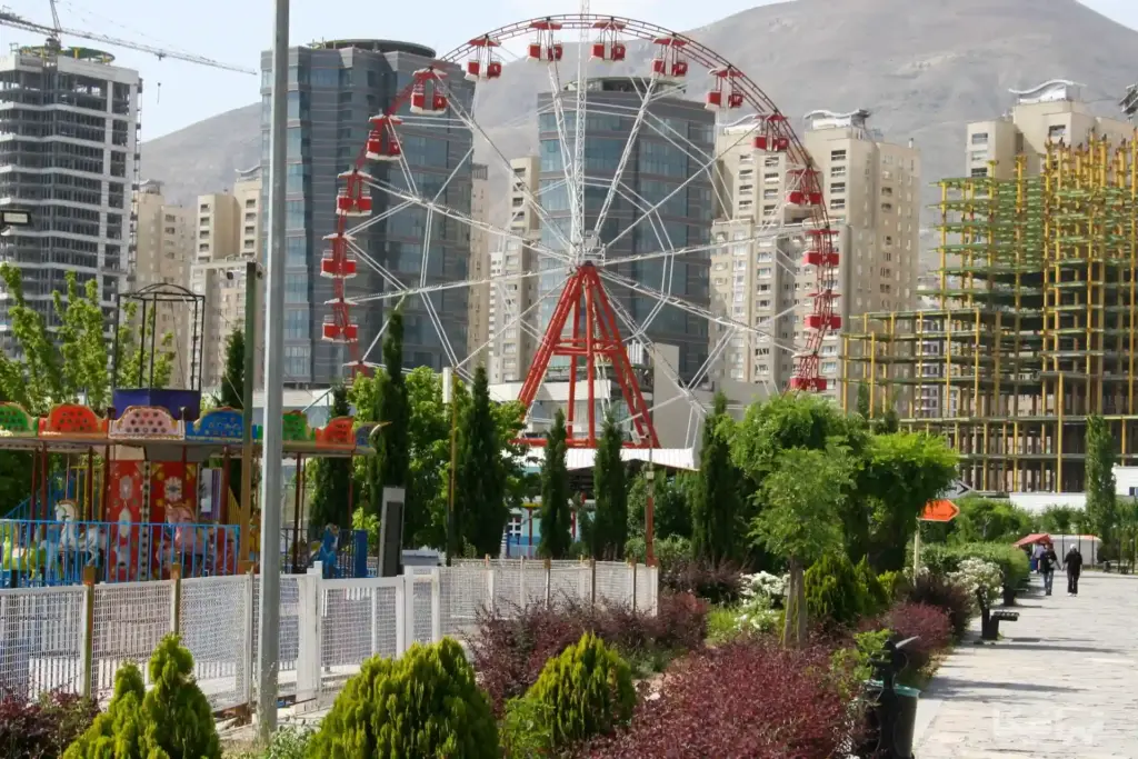 چرخ و فلک شهربازی دریاچه چیتگر