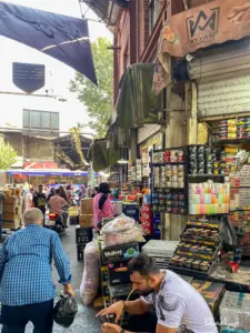 مردم در حال خرید و عبور در تقاطع بازار حضرتی با بازار کوچه احمدی بازار