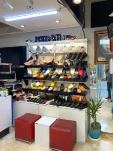 قفسه‌‌های کفش مغازه کفش‌فروشی در پاساژ الیزه سپهسالار