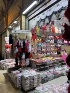 لباس‌های زیر چیده شده در جلوی یک مغازه در بازار آل یاسین بازار