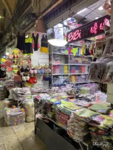 لباس‌های زیر چیده شده در جلوی یک مغازه در بازار آل یاسین بازار