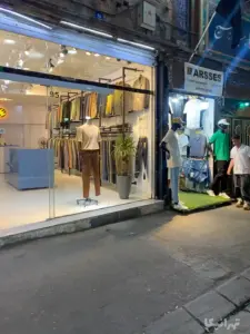 تصویر ویترین مغازه لباس فروشی مردانه در بازار آهنگرهای تهران