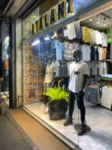 تصویر ویترین مغازه لباس فروشی مردانه در بازار آهنگرهای تهران