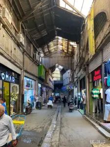 مردم در حال و عبور و مرور در بازار آهنگرهای بازار تهران