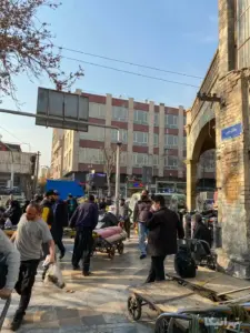 مردم درحال عبور و مرور از جلوی ورودی بازار آل یاسین در خیابان خیام