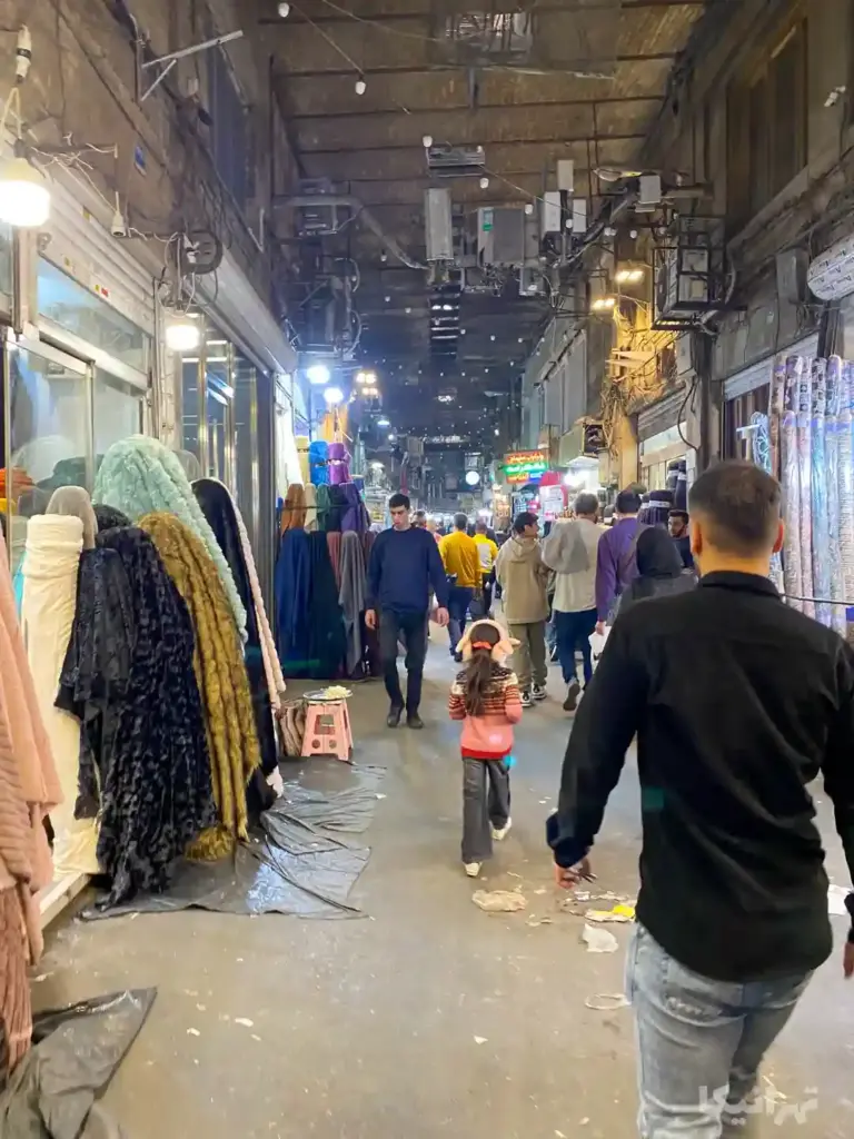 مردم درحال عبور و مرور در بازار امیر بازار