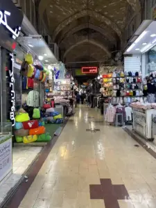 کیف‌ . کلاه در ویترین مغازه‌های بازار امین الملک