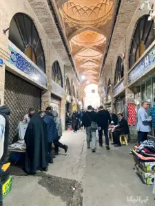 مردم در حال عبور و خرید از بازاز بزازهای تهران