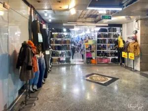 ویترین مغازه کیف، کفش و پوشاک فروشی در بازار بزرگ بهارستان
