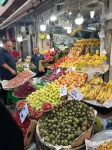 میوه‌های چیده شده در جلوی یک مغازه در بازار تجریش