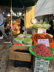 بساط میوه دستفروشی در بازار تجریش