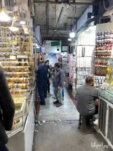 چند نفر در میانه بازار جامع دوم بازار ایستاده‌اند