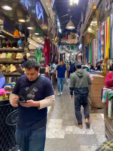 مردم در حال خرید و تردد در بازار جعفری بازار