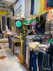 فروشندگان در مغازه‌هیا خود ایستاده‌اند در بازار جعفری بازار