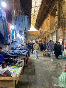مردم درحال عبور از بازار حضرتی بازار تهران