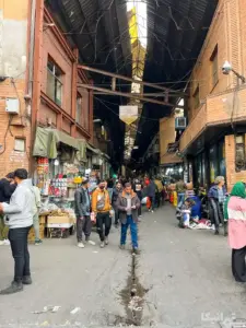 مردم درحال عبور از بازار حضرتی بازار تهران